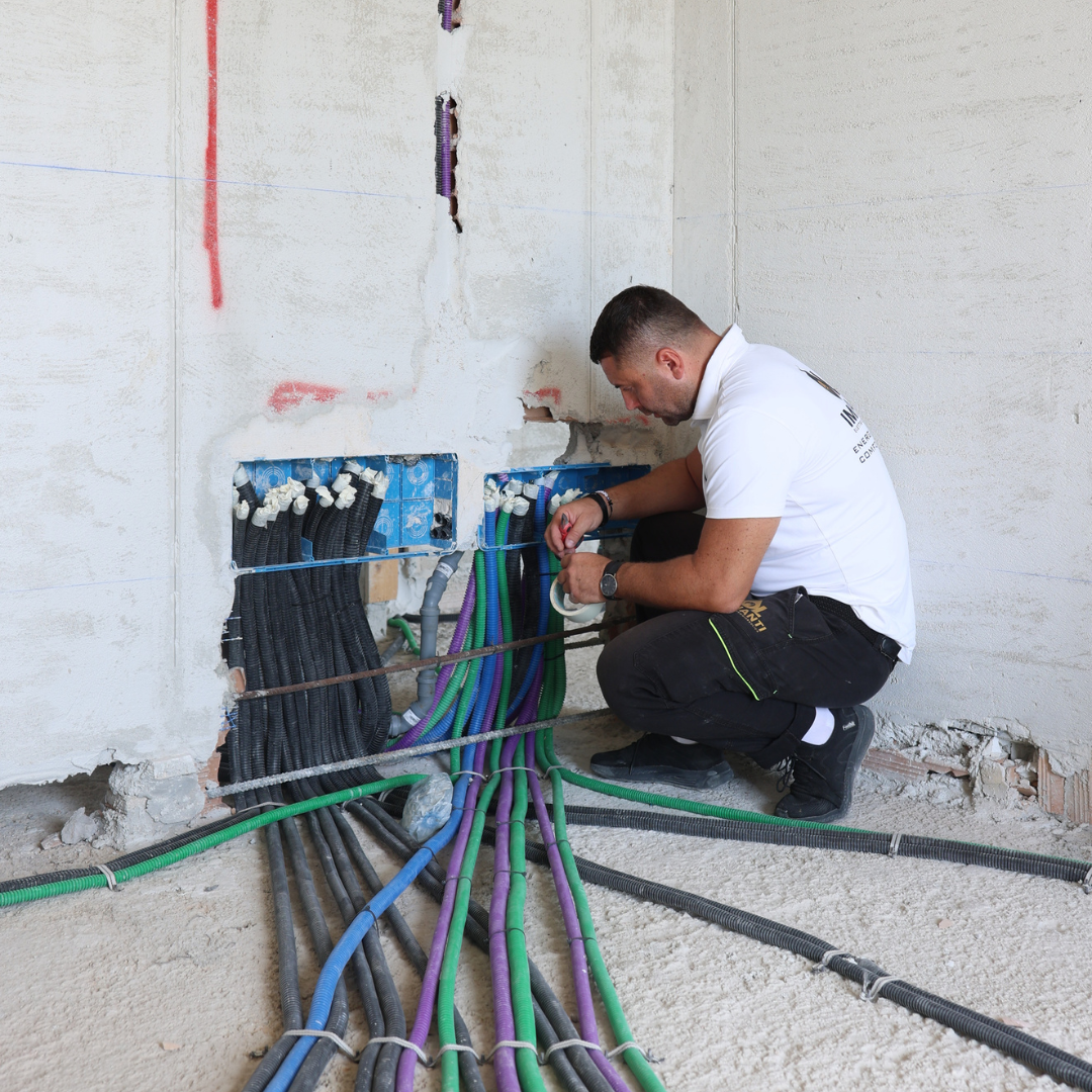 Tecnico OL Impianti durante un intervento in cantiere